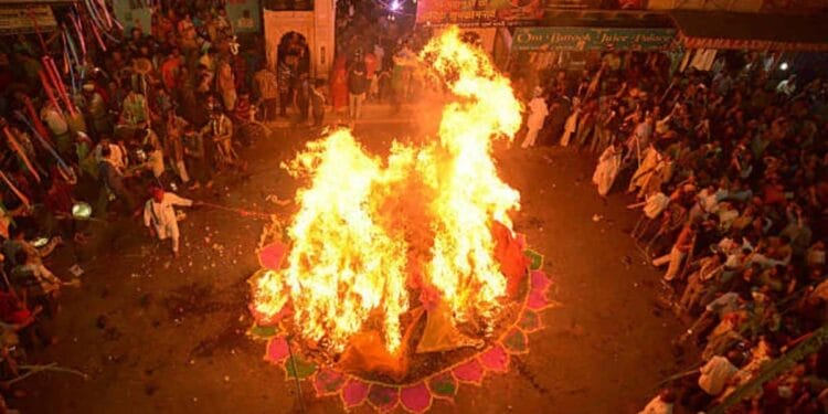 Holika Dahan Today is Holika Dahan, know the auspicious time, method of worship and worship material in detail.