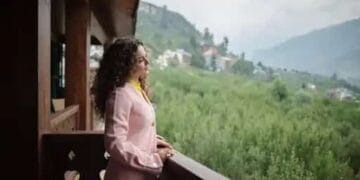 Dhaakad girl Kangana Ranaut built a house in the middle of the hills, designed with river stones and wood