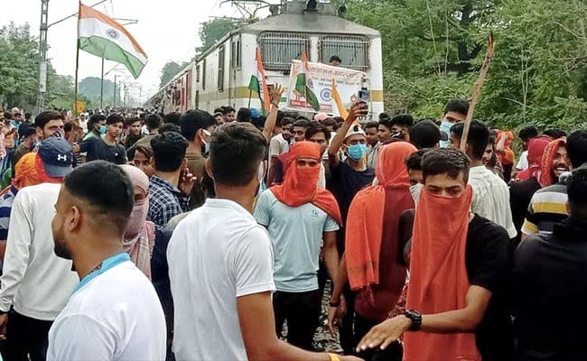 Uproar during Bihar bandh in protest against Agneepath scheme, vandalized BDO vehicle in Munger