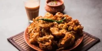 Enjoy hot pakodas in rainy season, learn easy recipe to make