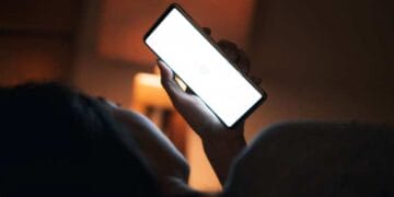 Use of phone at night invites diseases, increase in the number of patients of depression