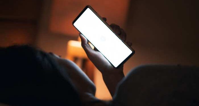 Use of phone at night invites diseases, increase in the number of patients of depression