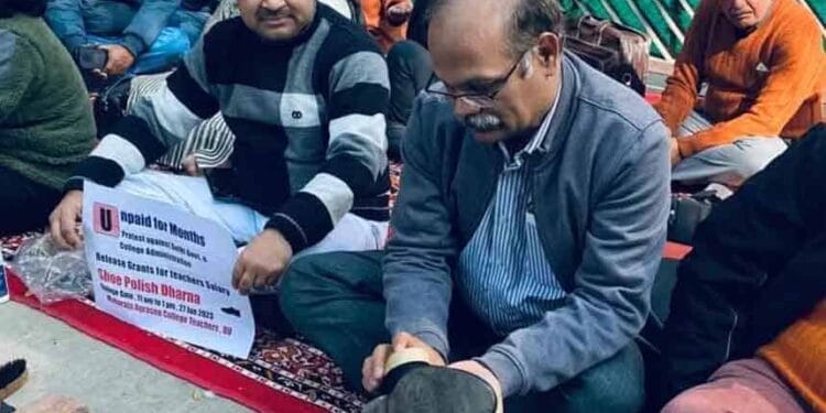 College professor polishes shoes on footpath, know why