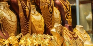 Gold becomes cheaper before Durga Puja, no change in silver price, know today's price