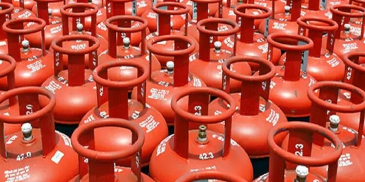 Inflation hits before the festival! Gas cylinders become expensive from today, know how much the increase is